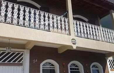 Imagem: A casa possui 4 Dormitórios, 1 Banheiro, 5 Vagas na garagem