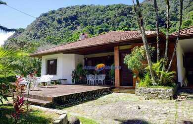 Imagem: A casa possui 5 Dormitórios, 4 Banheiros, 594m² de Área e