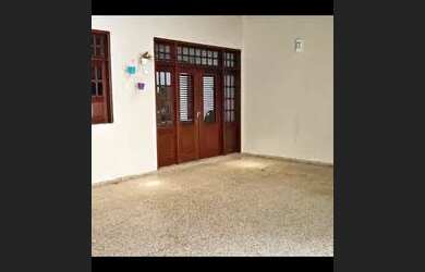 Imagem: A casa possui 2 Dormitórios, 1 Banheiro, 2 Vagas na garagem