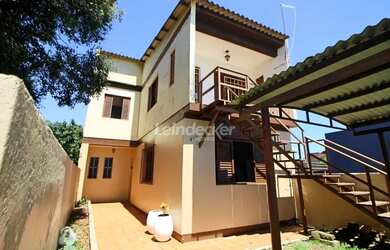 Imagem: A casa possui 3 Dormitórios, 2 Banheiros, 2 Vagas na garagem