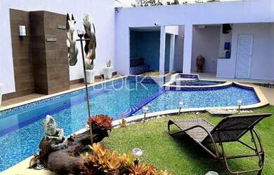 Imagem: A casa em condomínio possui 4 Dormitórios, 4 Banheiros e 629m²