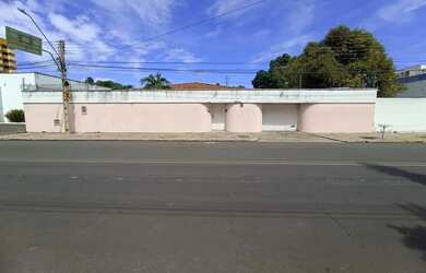 Imagem: A casa possui 4 Dormitórios, 1 Banheiro, 5 Vagas na garagem