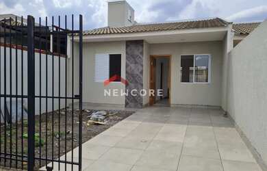 Imagem: A casa possui 2 Dormitórios, 1 Banheiro, 2 Vagas na garagem