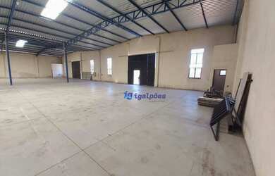 Imagem: O depósito possui 5 Vagas na garagem e 1500m² de Área e está
