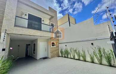 Imagem: A casa possui 3 Dormitórios, 2 Banheiros, 2 Vagas na garagem