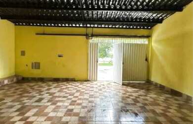 Imagem: A casa possui 2 Dormitórios, 1 Banheiro, 1 Vaga na garagem