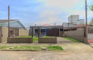 Imagem: A casa possui 2 Dormitórios, 2 Banheiros, 2 Vagas na garagem