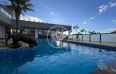 Imagem: A casa em condomínio possui 4 Dormitórios, 3 Banheiros, 5