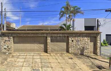 Imagem: A casa possui 3 Dormitórios, 4 Banheiros, 5 Vagas na garagem