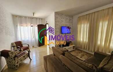 Imagem: A casa possui 3 Dormitórios, 1 Banheiro, 2 Vagas na garagem