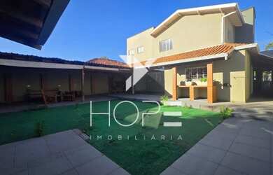 Imagem: A casa possui 5 Dormitórios, 3 Banheiros, 2 Vagas na garagem