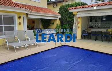 Imagem: A casa em condomínio possui 4 Dormitórios, 5 Banheiros, 4