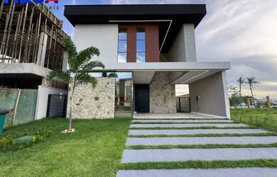 Imagem: A casa possui 4 Dormitórios, 5 Banheiros, 2 Vagas na garagem