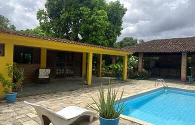 Imagem: A casa possui 4 Dormitórios, 4 Banheiros, 5 Vagas na garagem