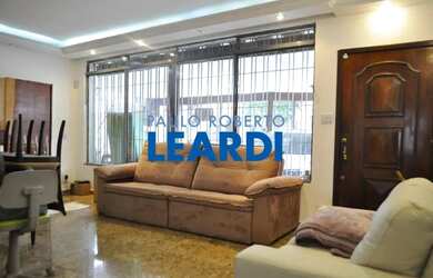 Imagem: A casa possui 3 Dormitórios, 3 Banheiros, 2 Vagas na garagem