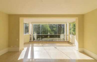 Imagem: O apartamento possui 4 Dormitórios, 5 Banheiros, 4 Vagas na