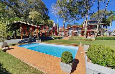 Imagem: A casa possui 4 Dormitórios, 5 Banheiros, 5 Vagas na garagem