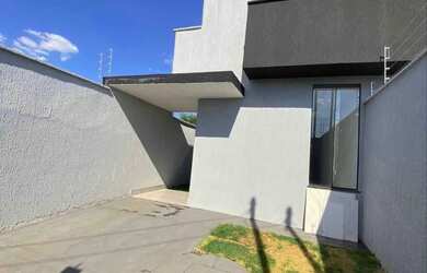 Imagem: A casa possui 3 Dormitórios, 2 Banheiros e 1 Vaga na garagem