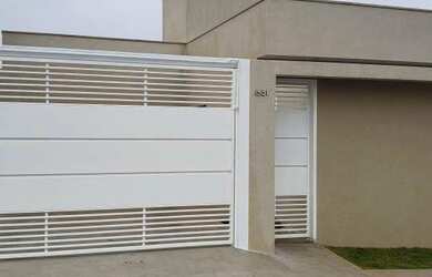 Imagem: A casa possui 3 Dormitórios, 2 Banheiros, 2 Vagas na garagem