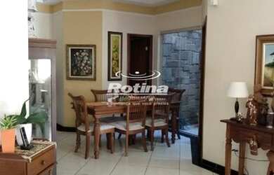 Imagem: A casa possui 3 Dormitórios, 4 Banheiros, 3 Vagas na garagem