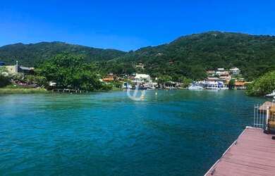 Imagem: A casa possui 3 Dormitórios, 5 Banheiros, 3 Vagas na garagem