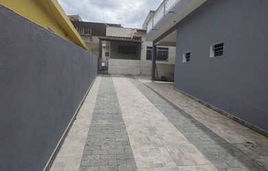 Imagem: A casa possui 3 Dormitórios, 2 Banheiros, 5 Vagas na garagem