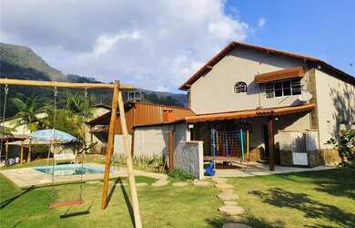 Imagem: A casa possui 3 Dormitórios, 2 Banheiros, 5 Vagas na garagem