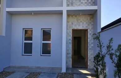 Imagem: A casa possui 3 Dormitórios, 2 Banheiros, 2 Vagas na garagem