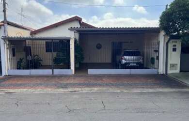 Imagem: A casa possui 5 Dormitórios, 3 Banheiros, 3 Vagas na garagem