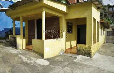 Imagem: A casa possui 3 Dormitórios, 1 Banheiro, 2 Vagas na garagem