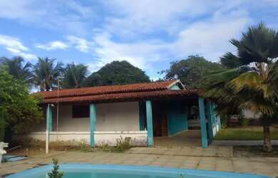 Imagem: A casa possui 3 Dormitórios, 2 Banheiros, 5 Vagas na garagem