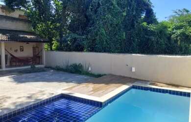 Imagem: A casa possui 3 Dormitórios, 3 Banheiros, 2 Vagas na garagem