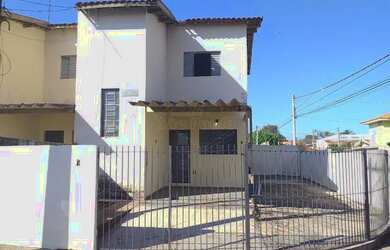 Imagem: A casa possui 2 Dormitórios, 1 Banheiro, 1 Vaga na garagem