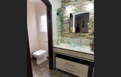 Imagem: A casa possui 3 Dormitórios, 5 Banheiros, 4 Vagas na garagem