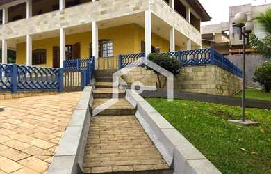 Imagem: A casa possui 4 Dormitórios, 5 Banheiros, 5 Vagas na garagem