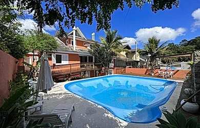 Imagem: A casa possui 5 Dormitórios, 3 Banheiros, 2 Vagas na garagem