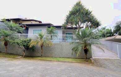 Imagem: A casa possui 4 Dormitórios, 3 Banheiros, 3 Vagas na garagem