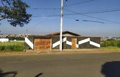 Imagem: A casa possui 3 Dormitórios, 3 Banheiros, 5 Vagas na garagem