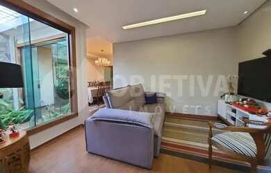 Imagem: A casa possui 3 Dormitórios, 3 Banheiros, 2 Vagas na garagem