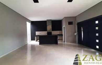 Imagem: A casa possui 3 Dormitórios, 2 Banheiros, 3 Vagas na garagem