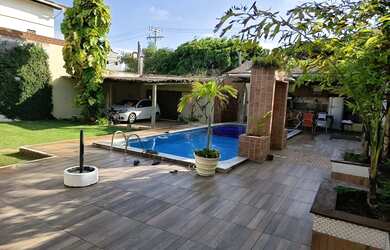 Imagem: A casa possui 5 Dormitórios, 5 Banheiros, 5 Vagas na garagem