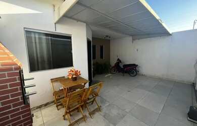 Imagem: A casa possui 3 Dormitórios, 2 Banheiros e está localizado