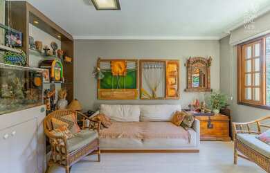 Imagem: A casa possui 3 Dormitórios, 3 Banheiros, 2 Vagas na garagem