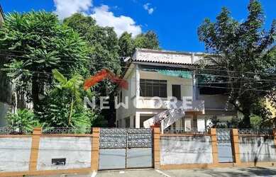 Imagem: A casa possui 3 Dormitórios, 2 Banheiros, 4 Vagas na garagem