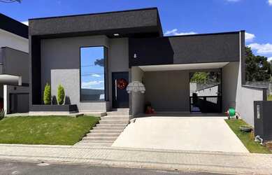 Imagem: A casa possui 3 Dormitórios, 2 Banheiros, 2 Vagas na garagem