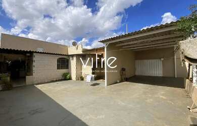 Imagem: A casa possui 2 Dormitórios, 1 Banheiro, 4 Vagas na garagem