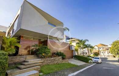 Imagem: A casa em condomínio possui 3 Dormitórios, 1 Banheiro, 4 Vagas