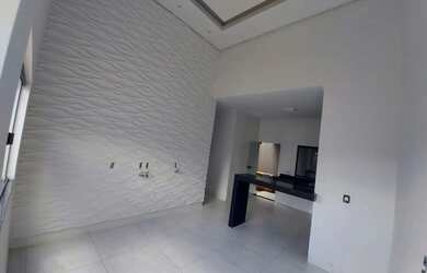 Imagem: A casa possui 3 Dormitórios, 2 Banheiros, 2 Vagas na garagem