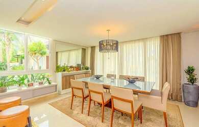 Imagem: A casa possui 3 Dormitórios, 2 Banheiros, 2 Vagas na garagem