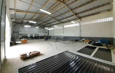 Imagem 6: Galpão industrial com pé-direito alto disponível para locação no...